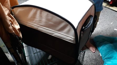 Pet carrier collapses to a flat