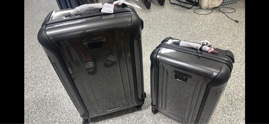 Tumi Hard Shell Luggage Set of 2