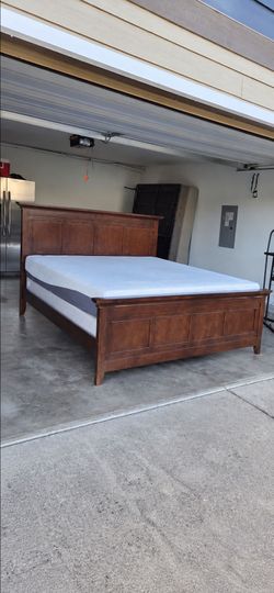 Very Nice King Amish 4-Panel Bed Frame w/ 10" Gel Memory Foam Mattress, Topper and Boxspring Set