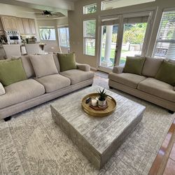 Gorgeous 2 piece Sofa And Love Seat Set With 6 Matching Throw Pillows ( Can Be Sold Separately ) 