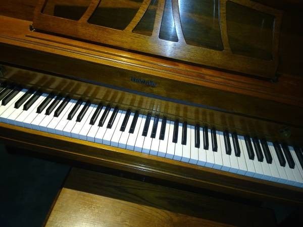 Baldwin Piano In Excellent Condition