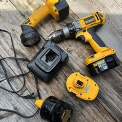 Lot of 7 DEWALT pieces that can be seen in the photos -tested-