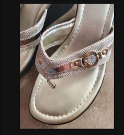 Guess flip flops size 9