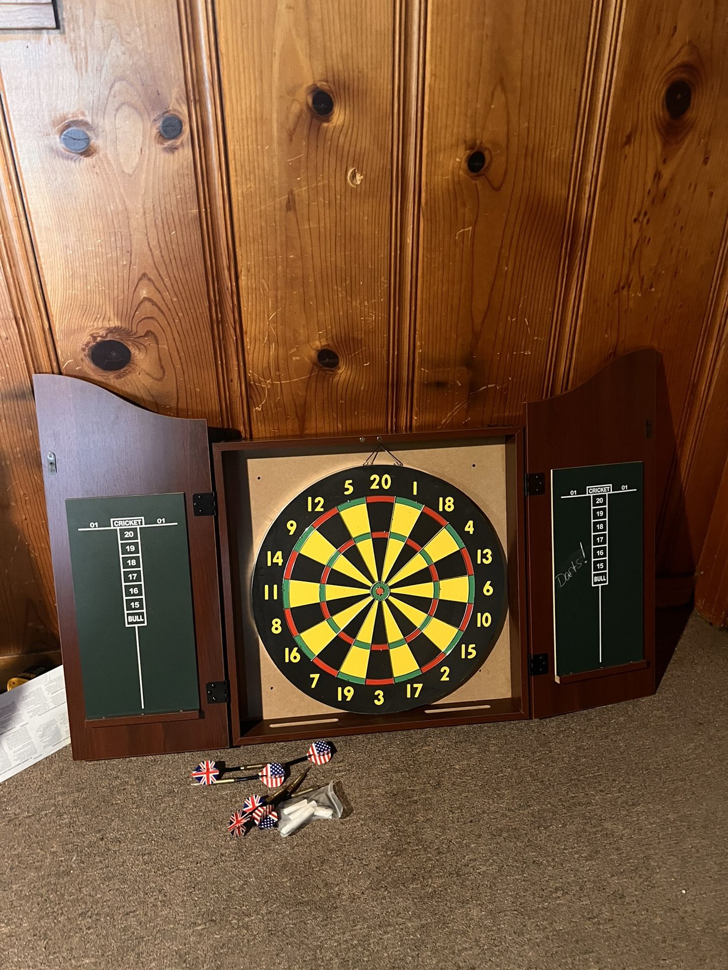 Gabinete Clásico de Dardos Y 6 Dardos
