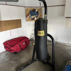 Everlast Heavy Bag Stand with Heavy Bag 