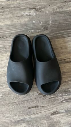 black yeezy slides