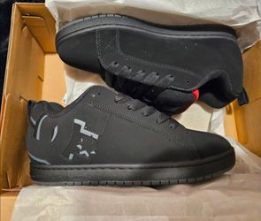 BNIB Men's DC Graffik Size 10.5