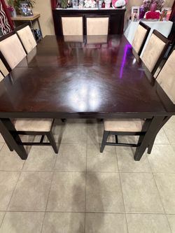 Dining room table & 8 chairs