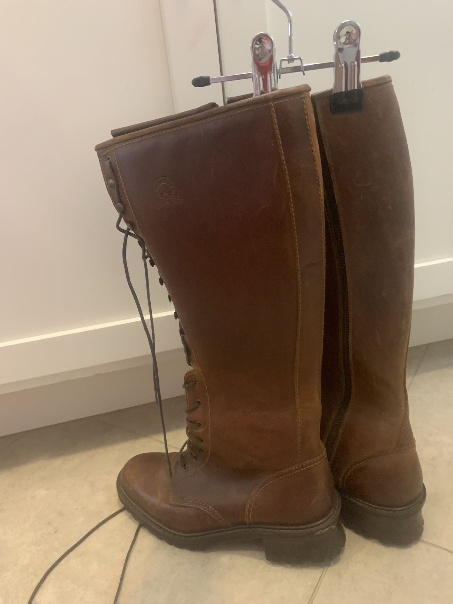 Size 6 LEATHER Boots. Suede Interior
