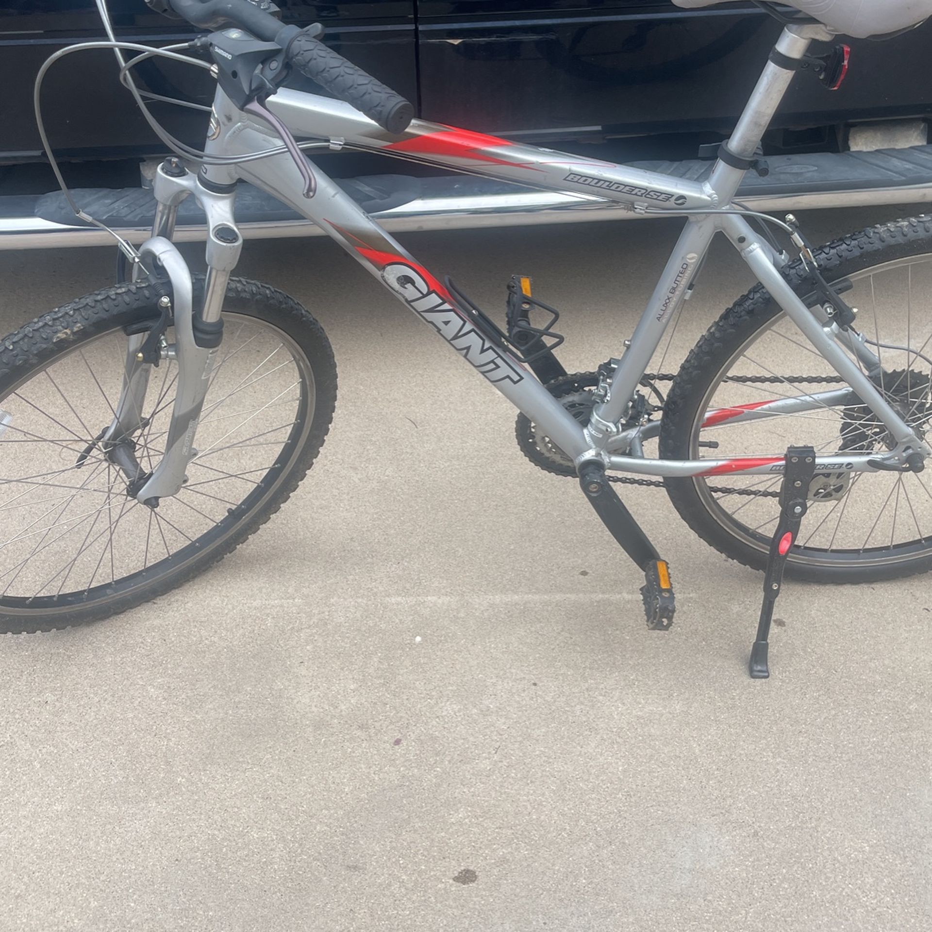 Giant Boulder SE 19in Frame Bike 