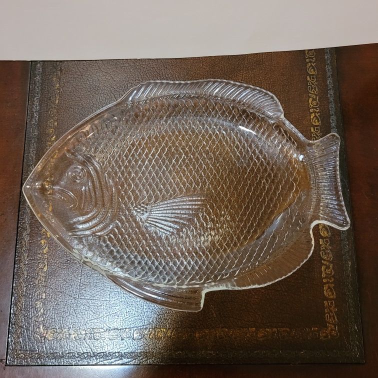 6 Glass Fish Plates with Embossed Detail for Realistic Look
