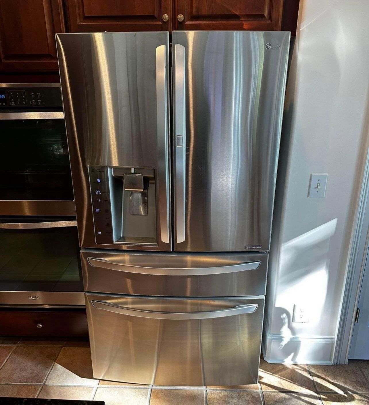 LG REFRIGERATOR EXCELLENT CONDITION EVRITHING WORKS ITS PLUG IN NOW AND CLEAN $650 IAM NOT DO DELIVERY