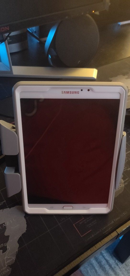 Samsung Galaxy Tab S2 (64 GB) White with sturdy case and rotatable stand!