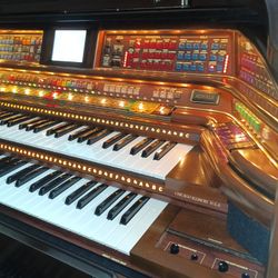 Lowrey Royale Organ