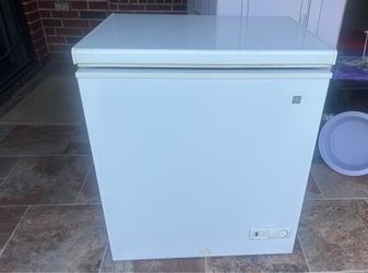 GE 5.0 Cu. Ft. Compact Chest Freezer – Great Condition