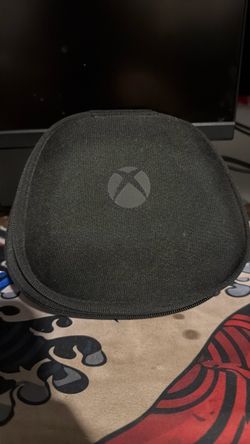 Xbox Elite Series 2 Controller Case + Charging Dock  Selling an official Xbox Elite Series 2 carrying case with the charging dock and included accesso