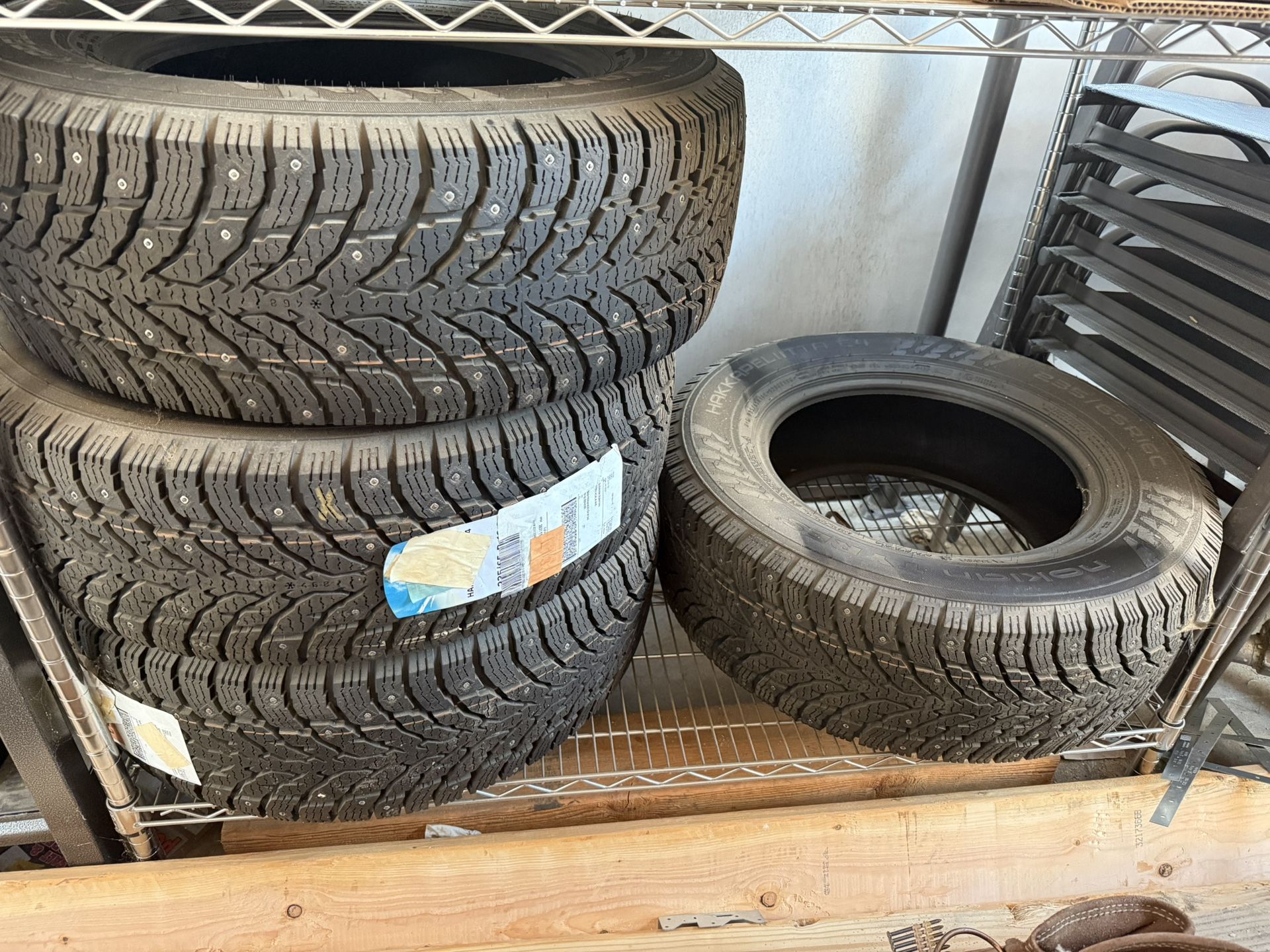 Hakkapelitta Tires 235/65 R16C