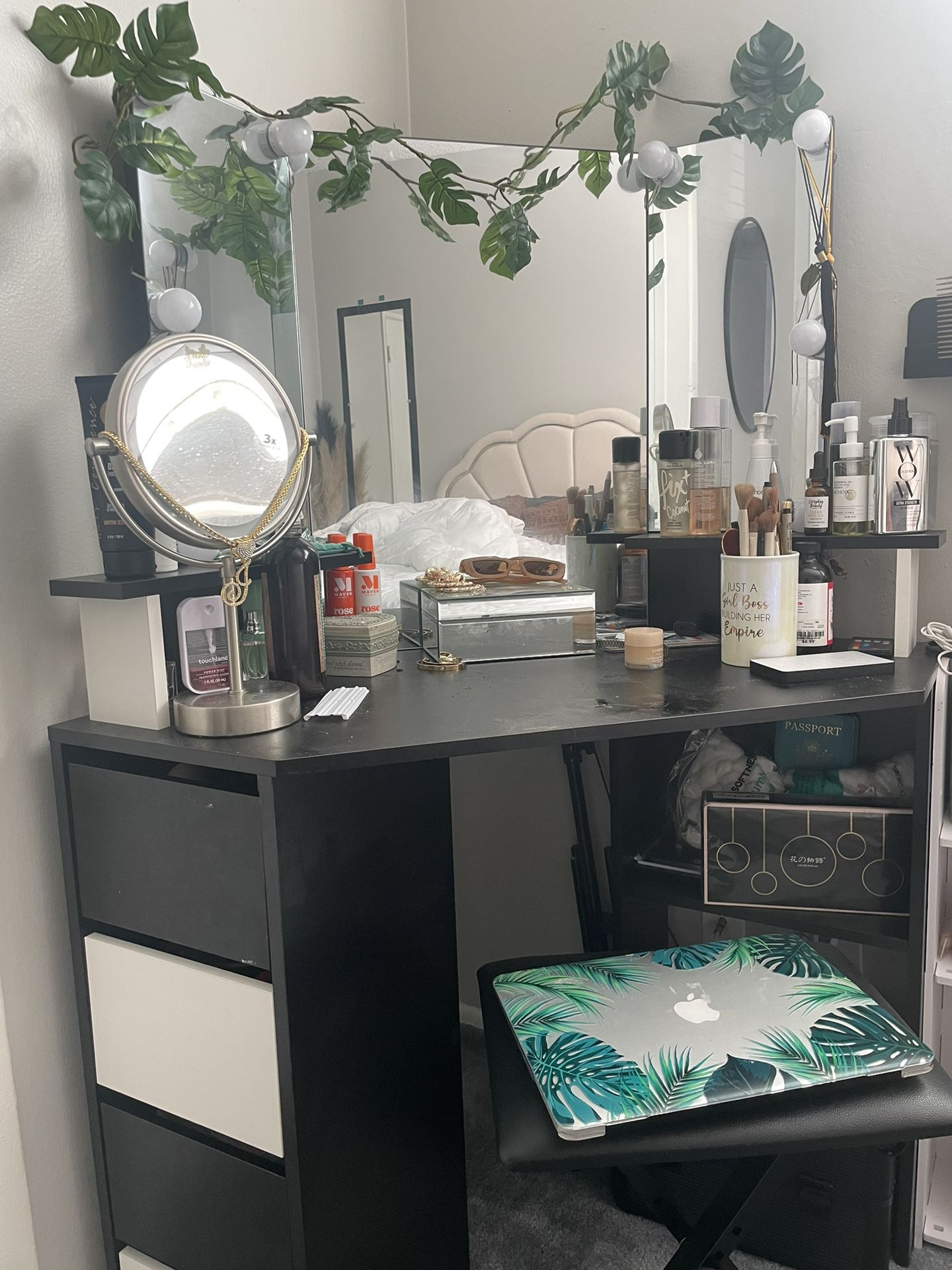 31.5'' Corner Makeup Vanity with Lighted Mirror