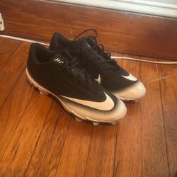 Low Top Vapor Football Cleats Size 9.5 boys/men US