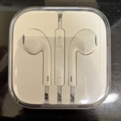 Apple EarPods With Cord & Case NEW. NOT AirPods 
