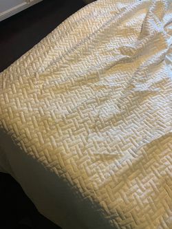 White Full size mattress cover