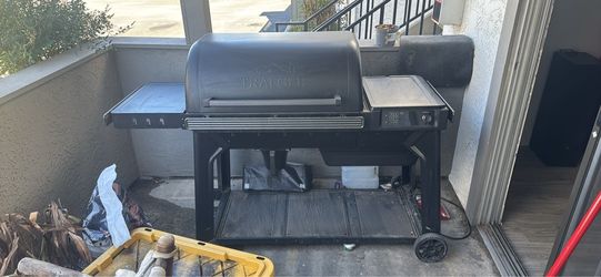 Traeger Woodridge Pro Pellet Smoker