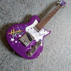 HANNA MONTANA. ELECTRIC GUITAR. MADE. BY. WASHBURN. NEEDS A LITTLE  WORK.   NEW  STRINGS. 