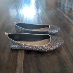 Like New Big Girls Size 3 Silver Glitter Flats