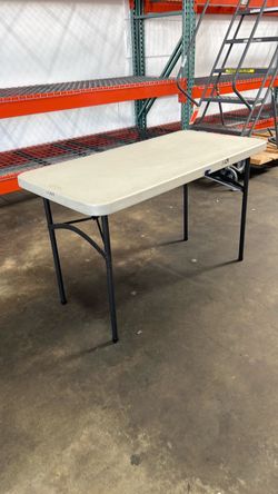 4 ‘ Plastic folding tables