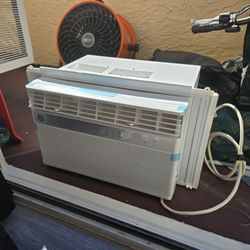 GE - 350 Sq. Ft. 8000 BTU Smart Window Air Conditioner - White