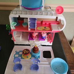 PEPPA PIG MOTORHOME WITH CHARACTERS/FURNITURE SEE DESCRIPTION 