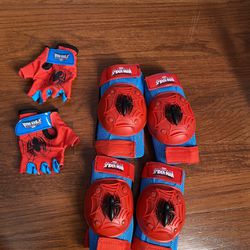 Marvel Spider-Man Bell Protective Pad and Glove Set, Red/Blue 