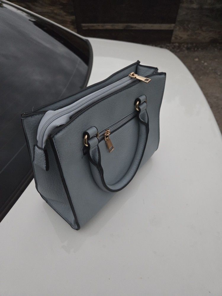 Elegant Light Blue Tote Handbag – Gold Hardware, Zip Closure, Spacious Interior
