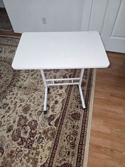 Height adjustable laptop table