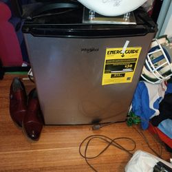 Whirlpool compact refrigerator