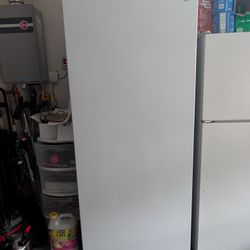 Kenmore 32.76 in. 21 cu.ft. Convertible Freezer, Frost Free Upright Freezer in White Garage Ready
by
