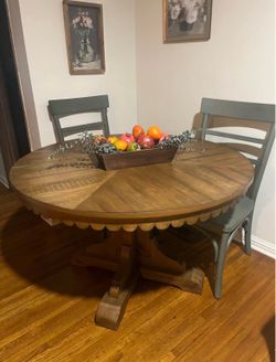 MAGNOLIA COUNTRY SCALLOPED TABLE AND 4 CHAIRS