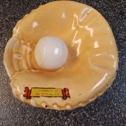 SOUVENIR OF  OCEAN DRIVE  SOUTH CAROLINA. 1960s. BASEBALL &. GLOVE. ASHTRAY NICE VINTAGE PEICE.  60.00. OBO