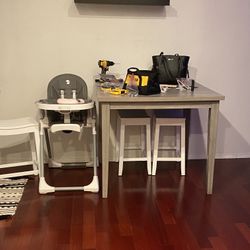 Kitchen Table + 3 Stools