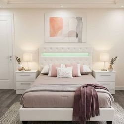 QUEEN SIZE BED AND TWO NIGHTSTANDS  ( MATTRESS NOT INCLUDED) 🆕️ 