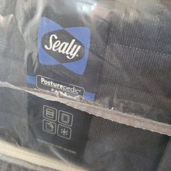 New QUEEN SIZE SEALY POSTERPEDIC MATTRESS