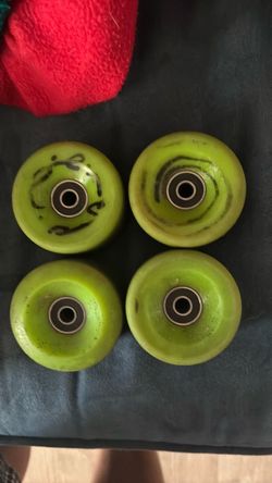 green skateboard wheels with bearings (must pick up)