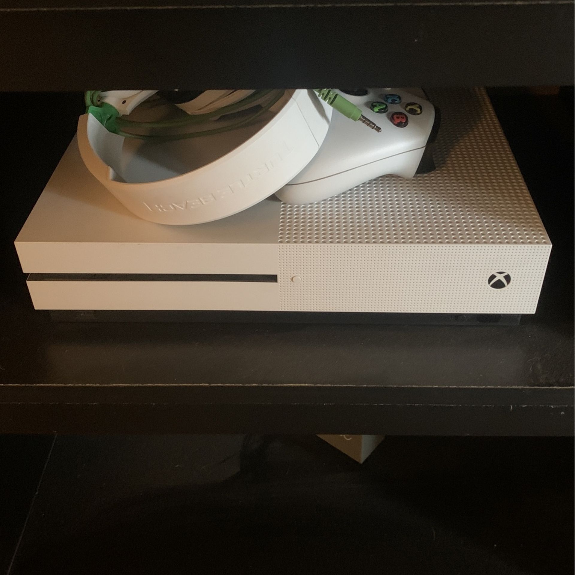 Xbox One s With Controller And Headphones 