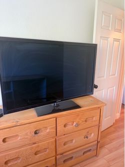 Samsung 46” LED Smart TV – 1080p – Works Great – with controller