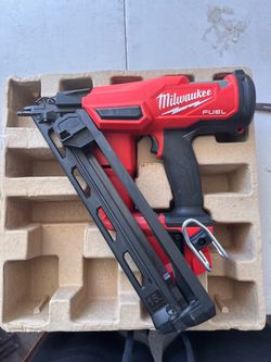 Milwaukee Finish Nailer / Clavadora de acabado Milwaukee