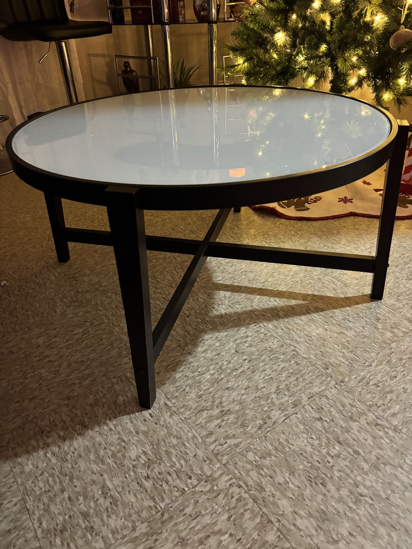 White And black round Table