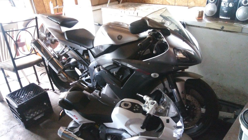 2002 Yamaha R1 1000cc! Nice motorcycle! Low miles! 24.000 miles on the bike! Run good! Need a new battery! Its geting hot outside! $3500.00 cash!