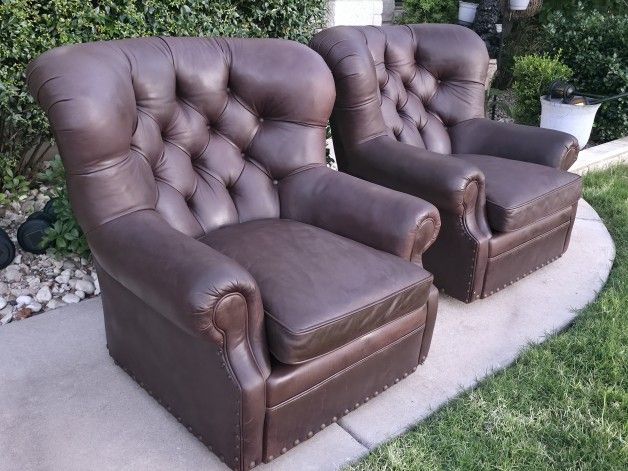 Luxurious ARHAUS Classic Swivel Writer's Chair and Ottoman
