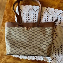  AUTHENTIC Micheal Kors Jet-set Bag-NEW without Tags 