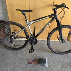 GT OUPOST MOUNTAIN BIKE 